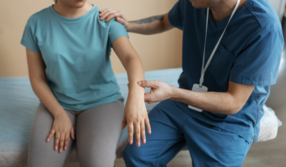 physio checking for carpal tunnel symptoms
